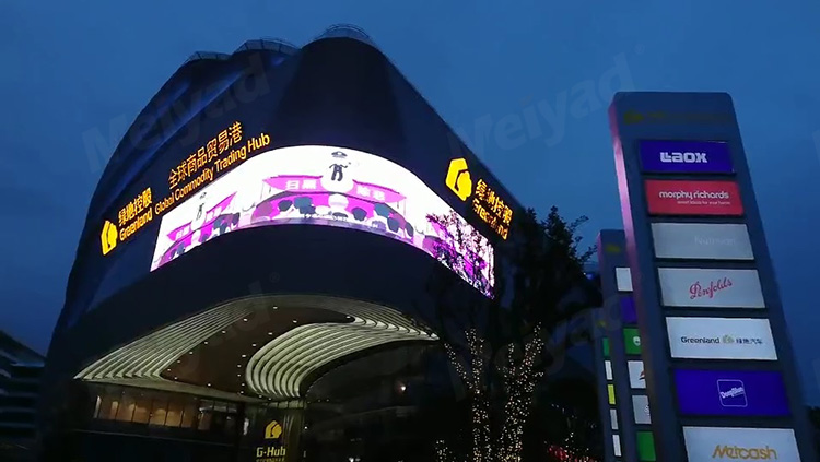 上海綠地全球貿易港戶外弧形LED廣告屏
